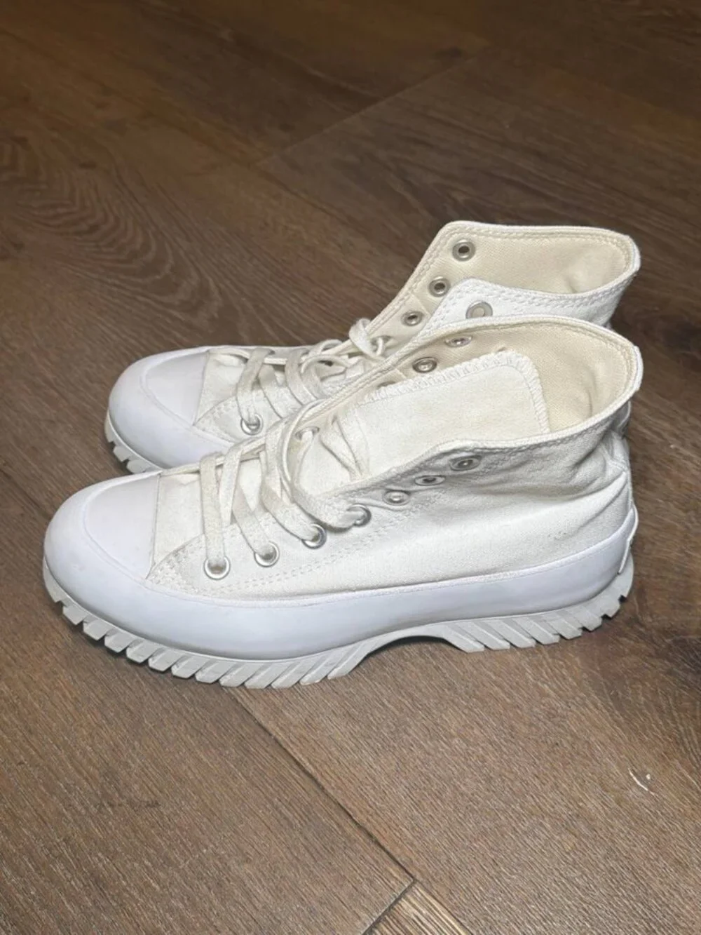 High-Top Sneakers Womens Size 7 - Barely Worn - Picture 2 of 8